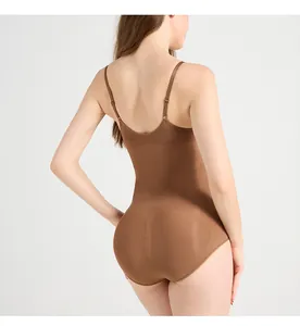 Detailaufnahme des nahtlosen braunen Bodysuits mit schmalen Trägern und tiefem U-Rücken