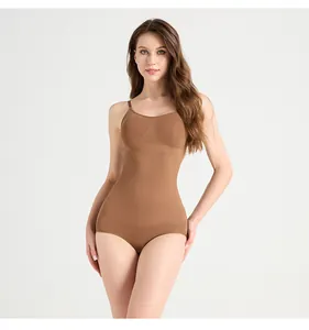 Details des nahtlosen braunen Bodysuits mit dünnen Trägern und formendem Design