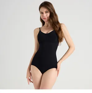 Detail des V-Ausschnitts und der schmalen Träger an diesem schwarzen nahtlosen Bodysuit