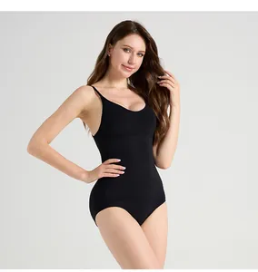 Detail eines schwarzen nahtlosen Bodysuits mit tiefem U-Ausschnitt und dünnen Trägern