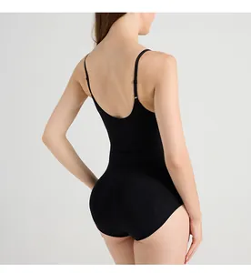 Details des schwarzen nahtlosen Bodysuits mit verstellbaren Trägern und U-förmigem Rücken
