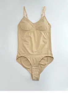 Nahaufnahme des nahtlosen beigen Bodysuits mit verstellbaren Trägern und Kompression