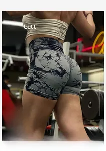 Dettaglio degli shorts da yoga senza cuciture marmorizzati con design push-up glutei