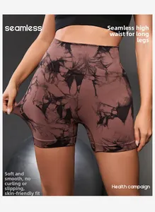 Dettaglio degli shorts da yoga tie-dye senza cuciture a vita alta con bordo anti-rollio