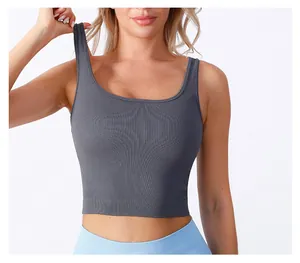 Detailansicht der dunkelgrauen Rippstrick-Struktur des nahtlosen Fitness-Crop-Tops