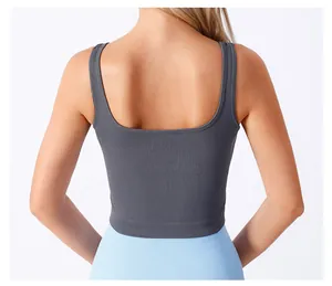 Detailansicht des gerippten Stoffes und U-förmigen Rückendesigns eines grauen Yoga-Tops