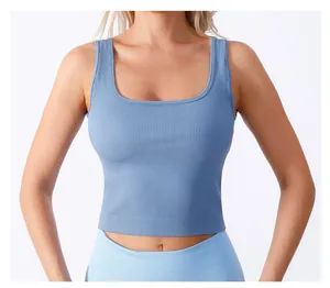 Detailansicht der Rippstoff-Struktur und U-Ausschnitt des blauen Yoga-Tops