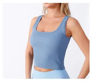 Detail eines hellblauen Rippstrick-Sporttops mit eckigem Ausschnitt und schmaler Passform