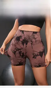 Dettaglio degli shorts da yoga tie-dye senza cuciture ad alta elasticità con elasticità