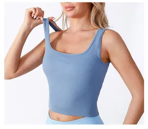 Nahaufnahme des blauen gerippten Yoga-Tops mit elastischem Stoff und eckigem Ausschnitt