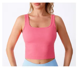 Nahaufnahme des rosa gerippten Yoga-Tops mit U-Ausschnitt und Stofftextur-Details