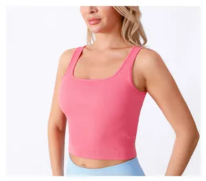 Nahaufnahme des rosa gerippten Yoga-Crop-Tops mit quadratischem Ausschnitt und Textur