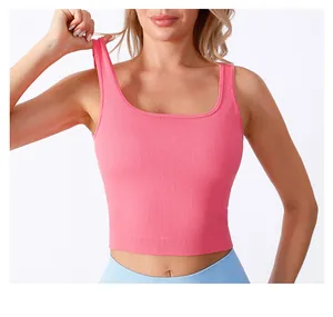 Nahaufnahme des pfirsichrosa gerippten Yoga-Tops mit elastischer Strickstruktur und U-Ausschnitt