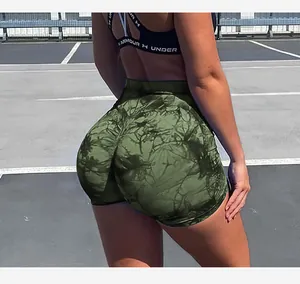Dettaglio degli shorts da yoga senza cuciture tie-dye con effetto push-up sul retro