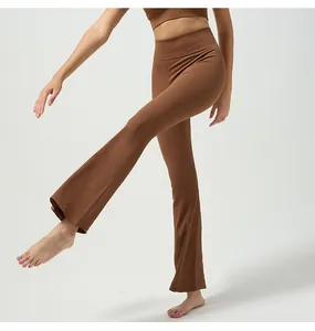 Detail der braunen Rippstrick-Yoga-Flare-Hose mit Fokus auf dehnbarem Stoffgewebe