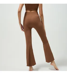 Rückansicht der gerippten High-Waist-Schlaghose und des Racerback-Tops in Dunkelbraun