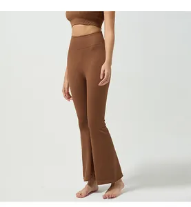 Detail der hoch taillierten Rippstrick-Yogahose und des passenden Tops in Braun
