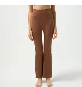 Detailstruktur der gerippten Schlag-Yogahose mit hohem Bund in einem satten Braun
