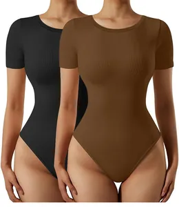 Detail der gerippten Textur des kurzärmeligen Bodycon Yoga Bodys für Damen