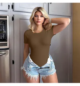Details der Textur des braunen kurzärmeligen Bodysuits aus Rippstrick mit Jeans