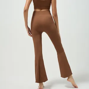 Braune gerippte High-Waist-Yogahose mit ausgestelltem Bein und athletischer Passform