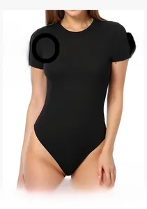 Detail eines schwarzen nahtlosen Kurzarm-Yoga-Jumpsuits mit hoher Elastizität und Passform