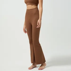 Hoch tailliertes Ripp-Yoga-Set mit Schlaghose und bauchfreiem Sport-Top in Dunkelbraun
