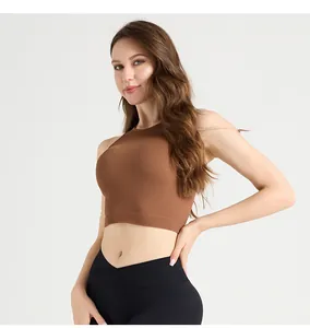 Dettaglio del crop top in maglia a coste marrone e leggings neri a vita alta incrociata