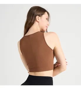 Dettaglio del reggiseno sportivo marrone a coste che mostra la trama del tessuto di alta qualità
