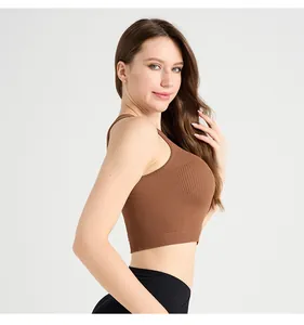 Dettaglio del gilet da yoga in maglia a coste marrone scuro con supporto senza cuciture
