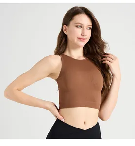 Dettaglio del top da yoga a costine senza cuciture e trama dei leggings a vita incrociata