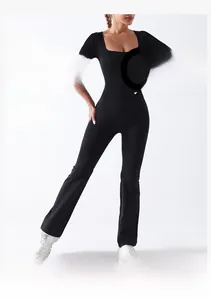 Détail du tissu extensible sans couture et coupe ajustée du jumpsuit de yoga noir