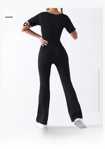 Vue arrière d'une combinaison de yoga noire taille haute avec design push-up fessier