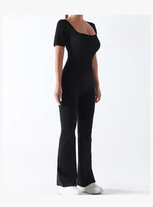 Détail de la combinaison de yoga noire sans couture avec pantalon évasé élégant