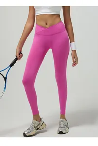 Dettaglio dei leggings da yoga rosa acceso con elegante design a vita alta a V