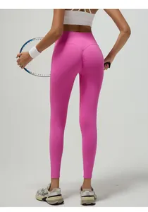 Dettaglio dei leggings yoga rosa a vita alta arricciati con trama a coste ed effetto lift