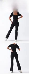 Détails de la combinaison de yoga noire à col carré avec manches courtes et coupe évasée