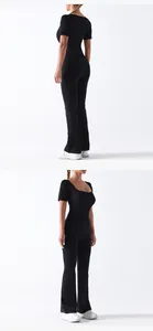 Détail de la combinaison de yoga noire à col carré et pantalon évasé à coupe ajustée