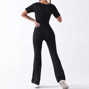 Combinaison de yoga noire ajustée à manches courtes et col carré avec pantalon large