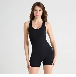 Dettaglio della schiena scoperta traspirante e del tessuto elasticizzato del body da yoga nero