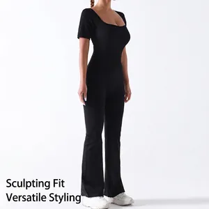 Combinaison de yoga noire à manches courtes, col carré et jambes larges pour le fitness