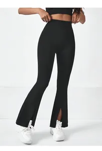 Détail du pantalon de yoga noir à taille haute avec fente frontale et jambe évasée