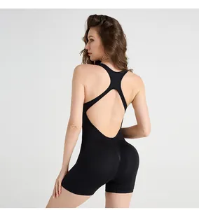 Dettaglio dell'apertura posteriore a Y sulla tuta da yoga nera in tessuto elasticizzato