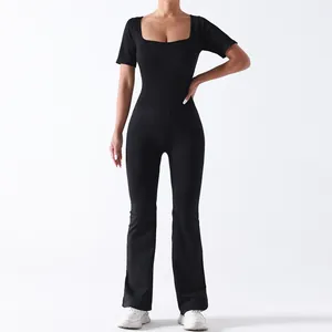 Combinaison de yoga ajustée à col carré et manches courtes avec pantalon évasé noir