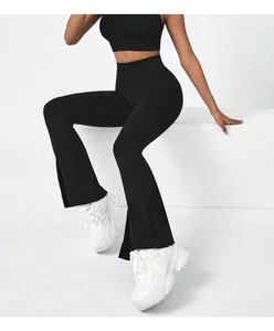 Vue détaillée du legging évasé noir avec ourlet fendu à l'avant pour le yoga et le fitness