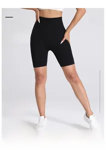 Détail du short de yoga noir à taille haute avec design push-up sans couture et tissu stretch