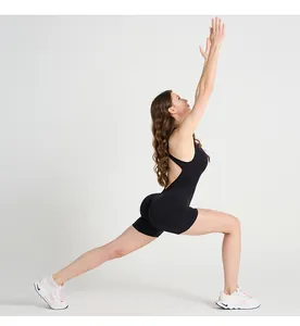 Dettaglio di un body da yoga nero senza cuciture con schiena scoperta e tessuto elastico