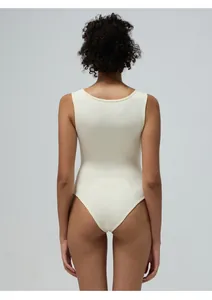 Rückansicht eines gerippten nahtlosen Bodysuits mit U-Rücken und Beinausschnitt in Creme-Weiß
