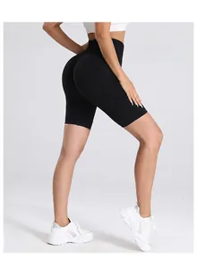 Détail du short de yoga noir sans couture à taille haute avec texture push-up