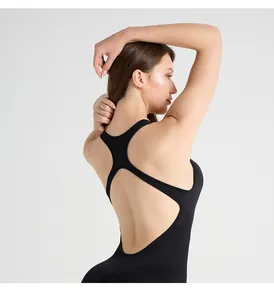 Dettaglio del design racerback su questo body fitness nero altamente elastico da donna